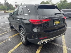 <span class=keywords><strong>Mercedes</strong></span>-Benz <span class=keywords><strong>GLC</strong></span> 300 4MATIC AWD 2024 d'occasion, couleur foncée, sièges en cuir, démarrage à distance, Bluetooth, régulateur de vitesse adaptatif, écran tactile, boîte automatique, toit ouvrant R17 - Product Image 5