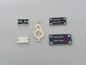 Etiqueta de Metal con logotipo chapado en oro de alta calidad para ropa, ropa, zapatos, bolsas, etiquetas de seguridad de papel, etiqueta grabada de goma duradera - Product Image 4