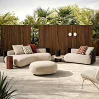 Ensemble de mobilier de terrasse moderne et minimaliste en rotin pour villa, jardin, cour, hôtel, gîte, avec canapé, table basse incurvée et chaises en métal