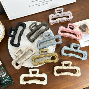 Accessoires de mode pour cheveux pour femmes, pince à cheveux carrée à motif ondulé de 9,7 cm, pince requin moyenne antidérapante en plastique - Product Image 1