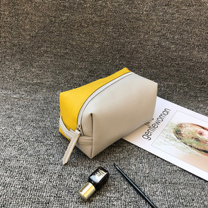 Trousse de maquillage tendance de style coréen, trousse de toilette portable en cuir et PVC patchwork, organiseur de voyage grande capacité. - Product Image 2