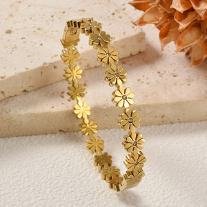สร้อยข้อมือผู้หญิงดีไซน์ทันสมัยแบบด้าน  ตัวล็อคสปริงสแตนเลสสีทอง  ประดับเพชรซิคอนเม็ดเดี่ยวตรงกลาง  ลายดอกเดซี่  ชุบทอง 18k  แบบเรียบหรู - Product Image 5