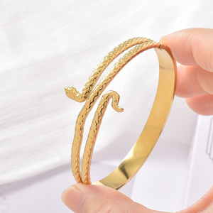 Bracelet élégant à fermoir sécurisé, motif serpent vif, bande intérieure lisse, léger, design unisexe, or 18 carats, bracelets de mode. - Product Image 3