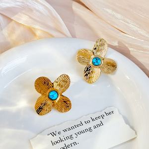 Pendientes de Oro con Diseño Escultural de Lazo, Corazón Texturizado, Hoja y Flor, de Acero Inoxidable, 100% Hechos a Medida, Modernos, Chapados en Oro de 14K, para Fiesta - Product Image 3