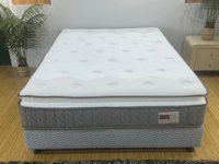 Enroulez dans une boîte matelas à ressorts ensachés lit king size avec taie d'oreiller matelas à ressorts intérieurs prix de gros bon marché