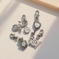 Montres de poche en alliage de zinc en forme d'animal, mouvement à quartz, cadran à aiguilles, personnalisation du logo OEM, vente en gros de porte-clés de voiture