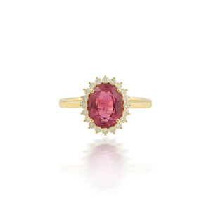 Bague en or jaune multi-pierres avec rubellite taille ovale et diamants. Offrez-vous une élégance intemporelle avec cette exquise bague multi-pierres. - Product Image 4