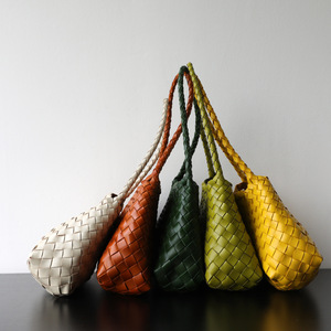 Sac panier vintage français en cuir pleine fleur tressé fait main de luxe, sac à main/épaule en cuir véritable, ouvert et minimaliste - Product Image 3