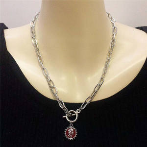 قلادة نسائية بحلية عملة معدنية مع سلسلة ذهبية ملتوية سميكة وقفل - Product Image 3