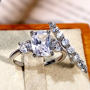 Set di Anelli Impilabili con Quattro Punte in Moissanite Simulata per Donne, Gioielli Scintillanti Abbinati per Coppie - Product Image 3