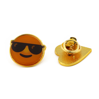 Vente en gros de petites épingles en résine époxy avec sourire en forme de cœur plaqué or 2d 3D épinglettes pour souvenirs