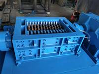Trituradora Silenciosa de Doble Eje, Caja de Acero Sólido, Procesamiento Personalizado, Trituración de Perfiles de Plástico, Capacidad de 100-500 kg/h