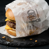 Papier d'emballage alimentaire imperméable et résistant à la graisse de qualité constante pour les applications de snacks, hamburgers et pains, enduit de PE, produit en lot