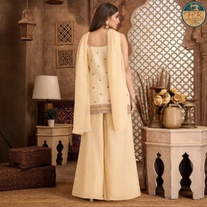 Ensemble indien pour femme : tunique kurti brodée sans manches à fines bretelles, pantalon palazzo à jambes larges et dupatta - Product Image 4
