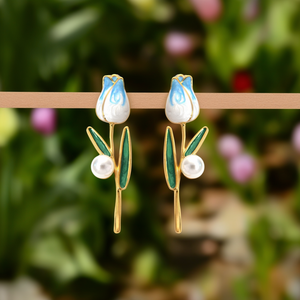 Pendientes de Moda con Diseño de Tulipán, Chapados en Oro PVD, Acero Inoxidable 316L con Detalles de Perla y Esmalte - Product Image 3