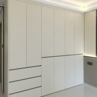 Meuble de chambre moderne de luxe gris avec tête de lit intégrée, rangement mural, étagère ouverte, lumières LED, table de chevet et armoire 2-en-1
