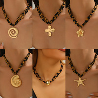 Collier croix imprimé léopard, pendentif cœur floral, chaîne de clavicule coquillage et étoile de mer pour l'été