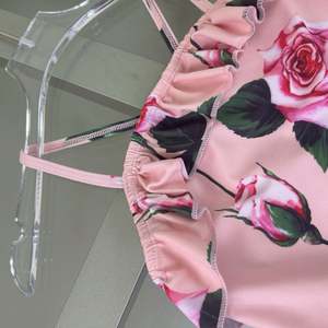 Nouvelle Collection Maillots de Bain Enfant : Maillot de Bain Une Pièce à Volants de Luxe pour Fille, Marque de Créateur Renommée, Maillot de Bain Familial de Marque Célèbre - Product Image 5