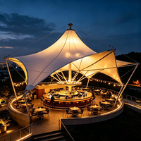 Structure de membrane tendue pour scène extérieure, auvent de scène, toit en voile blanc, mât en acier, câble, protection imperméable pour parc lacustre