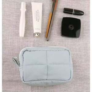 Sac cosmétique personnalisé en coton noir, rembourré, tendance, grande capacité, écologique, résistant à l'eau, fermeture à glissière, organiseur de maquillage - Product Image 4