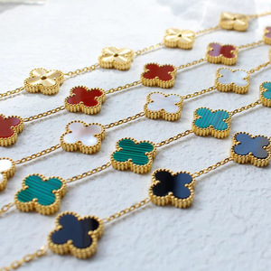 <span class=keywords><strong>Bracelet</strong></span> Trèfle à Quatre Feuilles pour Femme, Luxe Léger, Esthétique Haut de Gamme, Plaqué Or 18K, Nacre Double Face, Bijou Porte-Bonheur en Fer - Product Image 4