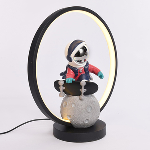 Cool Hip Hoop Espace <span class=keywords><strong>Homme</strong></span> Statue Nuit Lampe Maison <span class=keywords><strong>Chambre</strong></span> Table Décor Veilleuse Pour Cadeau D'anniversaire Astronaute Résine Figurine - Product Image 4
