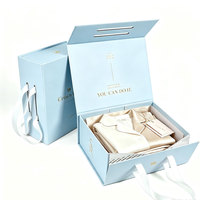 Scatola regalo magnetica pieghevole a basso costo OEM ODM, scatola rigida personalizzata con stampa e maniglia in nastro di raso per produttori di abbigliamento e cosmetici