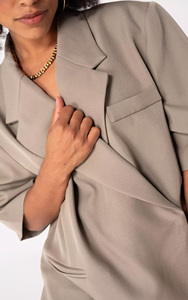 <span class=keywords><strong>Blazer</strong></span> Oversize Beige da Donna Personalizzato OEM - Giacca a Maniche Corte con Chiusura a Bottoni per un Look Chic e Senza Sforzo - Product Image 6