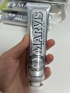 Dentifricio Italiano <span class=keywords><strong>Marvis</strong></span> Fresh Breath Gelsomino e Menta Piperita 85ml, Confezione Regalo Bianca Brillante, Tipo Manikin, Vendita all'Ingrosso - Product Image 5