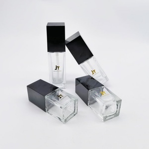 ขวดแก้วใสฝ้าทรงเหลี่ยมขนาด 30 มล. แบบกำหนดเอง พร้อมหัวปั๊มแบบด้าน สำหรับบรรจุภัณฑ์เครื่องสำอางเหลว 20 มล. - Product Image 4