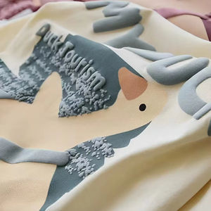 Impression soufflée de vinyle transfert de chaleur de logo personnalisé pour les vêtements de marque et les vêtements de mode avec effet bouffant 3D haute densité durable - Product Image 1