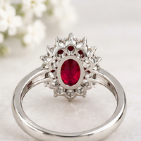 Natürlicher Ovaler Rubin-Verlobungsring mit Silberbeschichtung Vintage-Inspiriertes Design Funkelnder Roter Edelstein für Damen