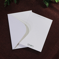 Enveloppe blanche simple personnalisée et carte insère une carte en papier avec texte imprimé en couleur et logo de l'entreprise pour un événement professionnel
