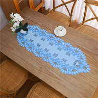 Chemin de table long carré en satin de polyester bleu, décoration de table pour les fêtes, restaurant, mariage et réceptions