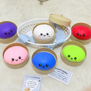 Venta al por mayor de fábrica: 11 estilos de juguete antiestrés gigante realista con forma de dumpling, bola de masa suave para apretar, juguete sensorial de descompresión con vaporera de bambú - Product Image 3