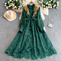 Robe longue élégante pour femme, en dentelle vert foncé, coupe trapèze, manches longues, ornée de détails dorés, avec ceinture, pour soirée décontractée