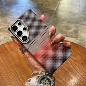 Funda Protectora Rígida con Sensación de Piel y Carga Inalámbrica Magnética de Fibra de Carbono Real para Modelos Samsung Galaxy S, S25 PLUS Ultra - Product Image 4