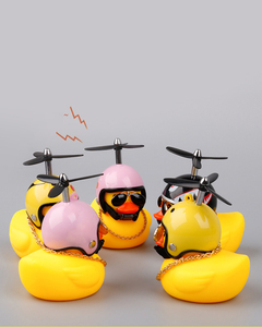 Vente en gros d'usine, accessoires de voiture de dessin animé, canard en caoutchouc jaune pour voiture, canard avec casque - Product Image 4