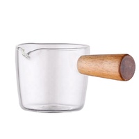 Taza medidora de vidrio mini al por mayor con mango de madera, 50/75/100ml para espresso, jarabe y repostería