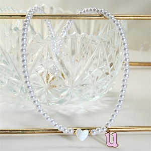 Collar de Perlas de Alta Gama con Colgante de Concha en Forma de Corazón y Letra Inicial Esmaltada Colorida para Mujer - Product Image 3