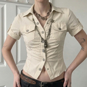 Chemise courte beige à manches courtes boutonnée avec poches utilitaires, taille cintrée, style Y2K sexy vintage pour femme - Product Image 2