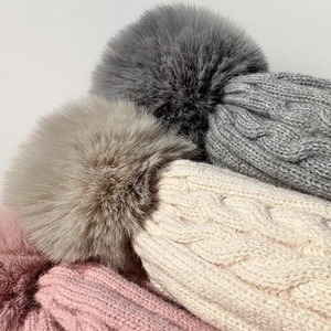 Vente en gros de chapeaux d'hiver personnalisés pour femmes avec doublure en fourrure sherpa chaude, <span class=keywords><strong>pompon</strong></span> en fausse fourrure, <span class=keywords><strong>bonnet</strong></span> tricoté - Product Image 3