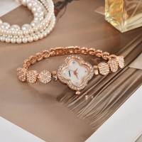 Montre pour femme tendance de style nouveau, design délicat à quatre feuilles de trèfle, cadran en nacre, boîtier en alliage écologique, 22 mm, quartz