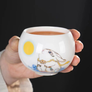 Taza de té de porcelana redonda, diseño tradicional chino, motivos auspiciosos pintados a mano, taza individual para té de la tarde, origen Dehua - Product Image 3