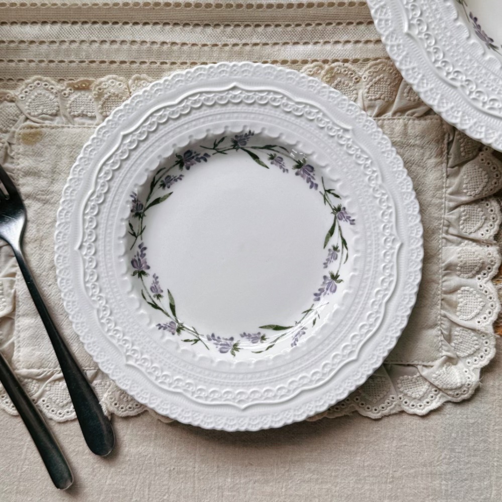 Assiette en relief Lavande Blanche 2015cm
