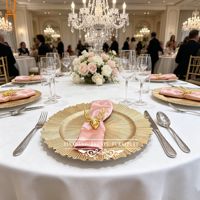 Assiette de présentation en plastique champagne de 13 pouces avec bord cannelé rayé pour la décoration de table de mariage, événement ou fête de luxe