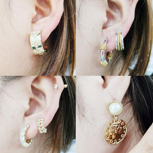 Alla moda <span class=keywords><strong>Set</strong></span> <span class=keywords><strong>di</strong></span> <span class=keywords><strong>orecchini</strong></span> Huggie placcati in oro per donne alla moda geometrico perla <span class=keywords><strong>cerchio</strong></span> gioielli <span class=keywords><strong>a</strong></span> goccia da donna eleganti <span class=keywords><strong>orecchini</strong></span> in metallo - Product Image 2