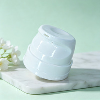 Flacon pompe sans air en plastique blanc personnalisé de 30 ml, 50 ml, 100 ml, 150 ml pour sérum, crème, lotion cosmétique avec pompe colorée