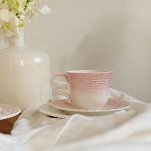 Service de vaisselle en céramique rose rétro français avec décor en relief sous glaçure, comprenant assiettes à dessert, assiettes à pâtes, assiettes à salade, tasses et soucoupes, pour le thé de l'après-midi - Product Image 6