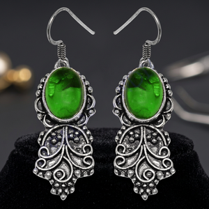 Boucles d'oreilles Art Palace vintage plaquées argent avec breloque en cristal vert, design floral serti clos, pour femme, de luxe, pour mariage et usage quotidien - Product Image 4